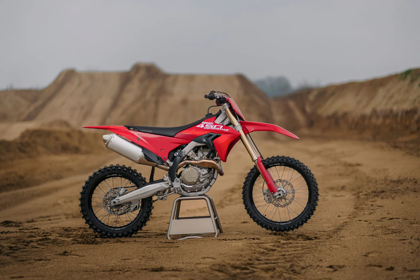 Seitenansicht der neuen Ducati Desmo450 MX