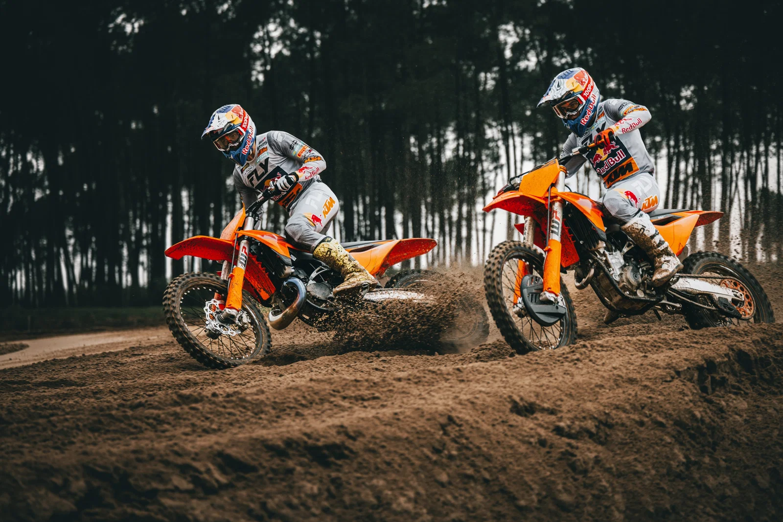 2027 KTM-Motocross-Motorräder, die gegeneinander antreten.