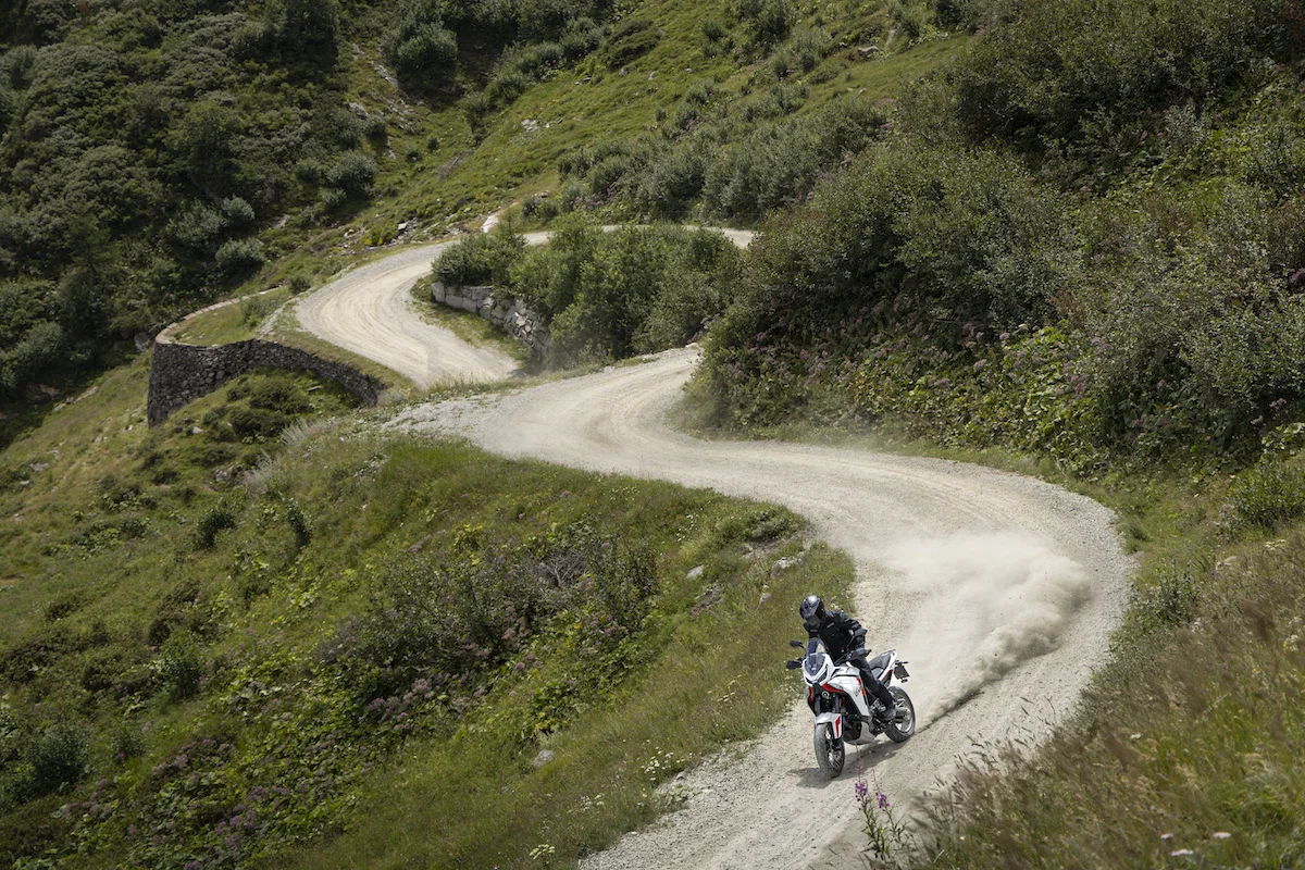 Moto Morini X-Cape 1200 im Gelände unterwegs.