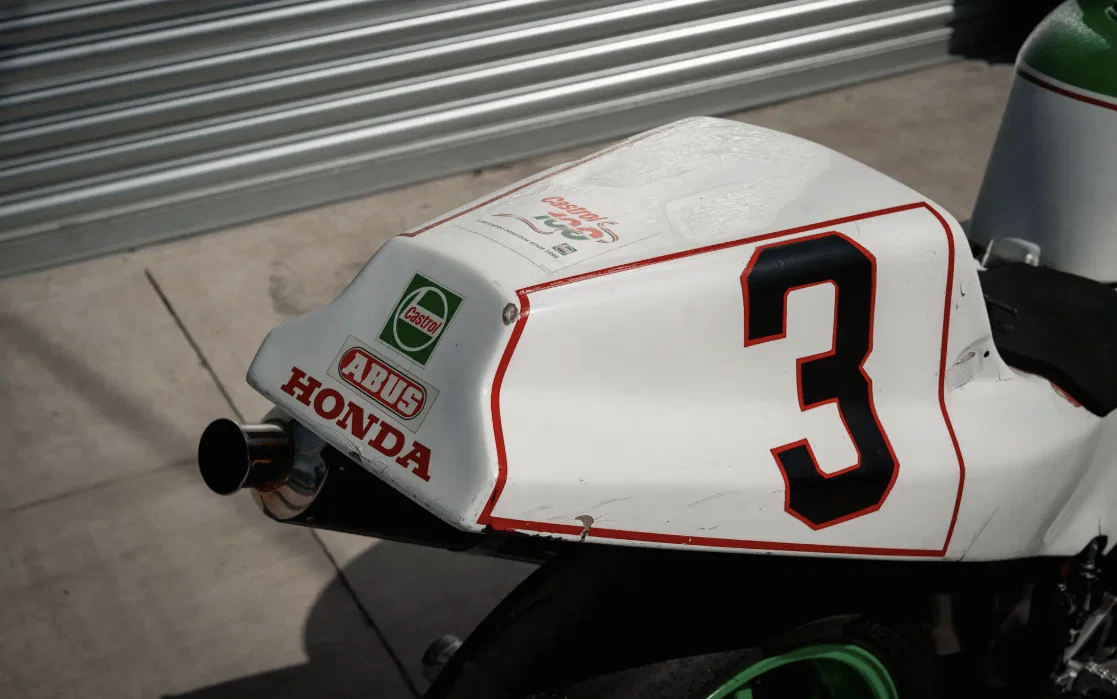 Rückseite der ehemaligen Dunlop- und Hislop-Honda-Maschine. Kredit – Kultige Auktionatoren.