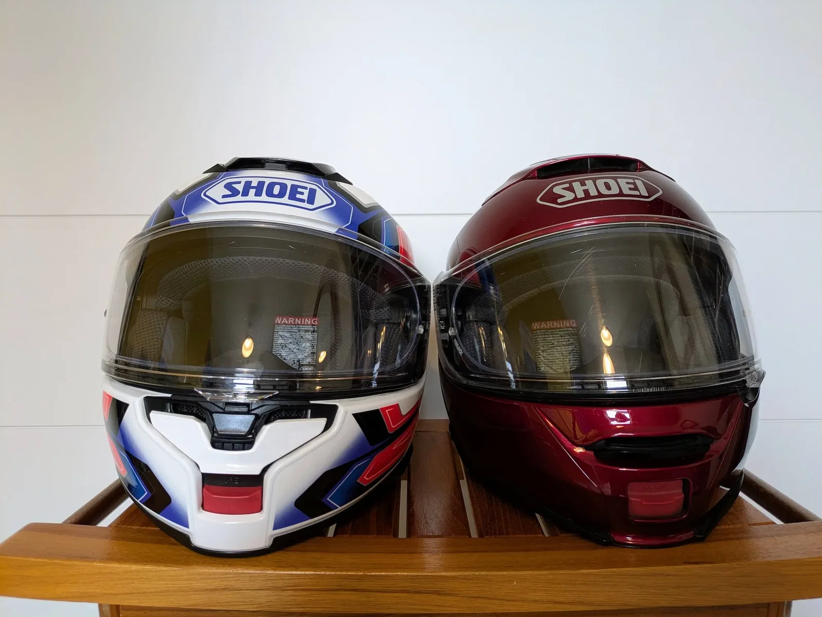 Shoei Neotec 3 (links) und Neotec 2 (rechts)