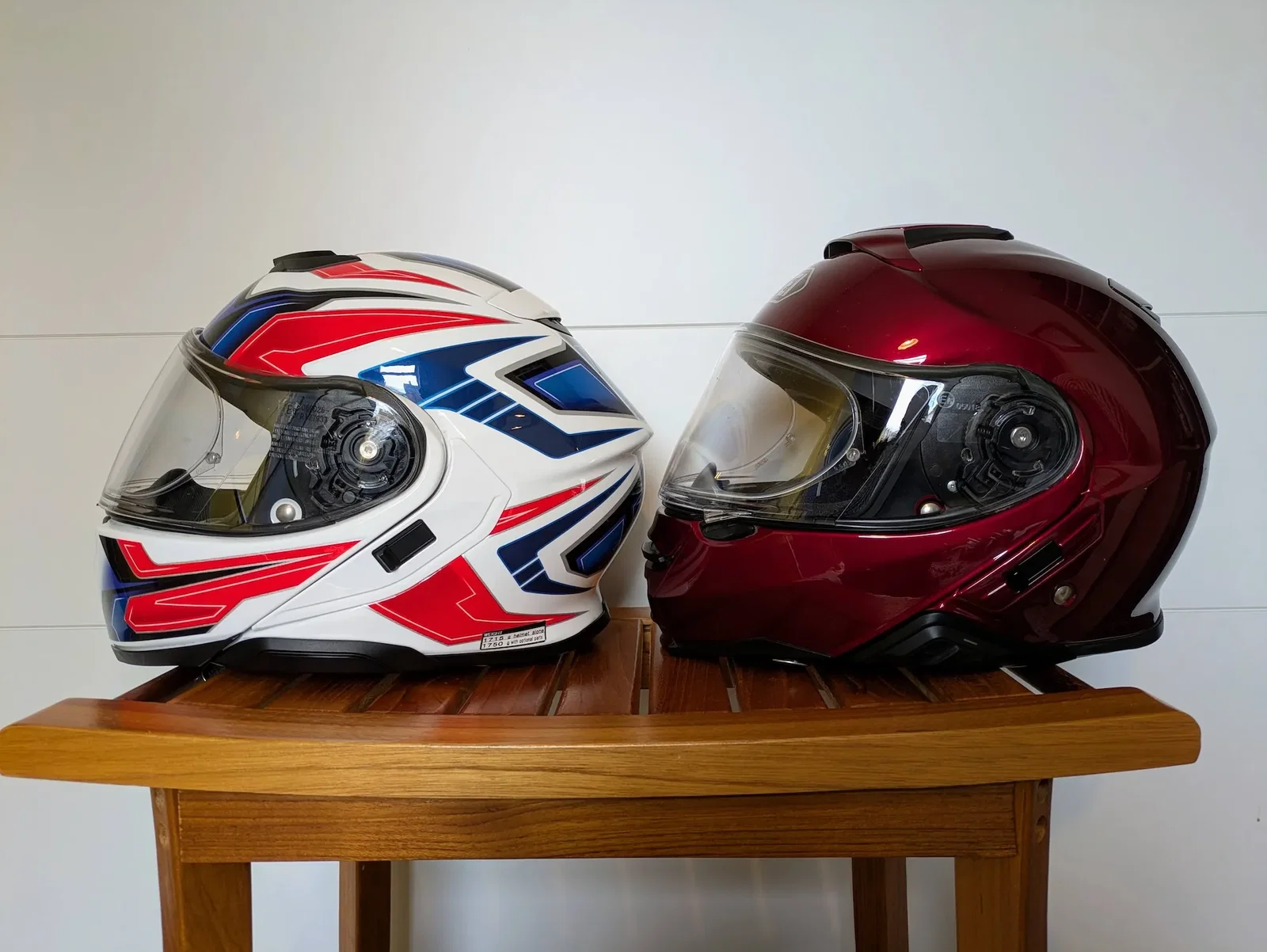 Shoei Neotec 3 (links) und Neotec 2 (rechts)
