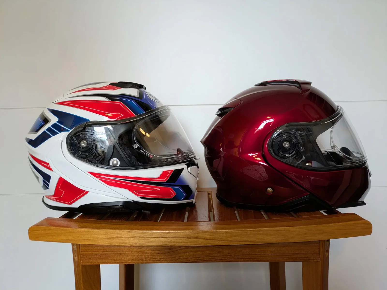Shoei Neotec 3 (links) und Neotec 2 (rechts)