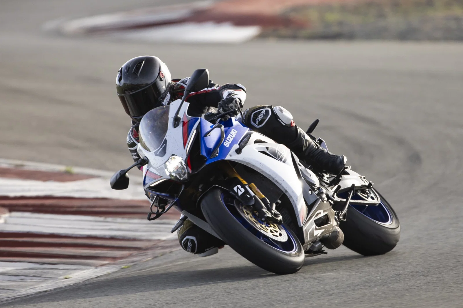 Die Suzuki GSX-R1000R 2026 – fahrend