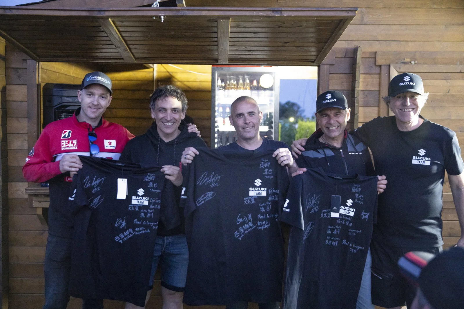 Gewinner des Suzuki 6-Stunden-Rennens – links – rechts: Pere Lorens, Toad Hancocks, Thomas Chignac