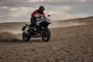 BMW führt im April den Verkauf von „Big-Bikes“ in Großbritannien an, während die Segmente Adventure und Naked Bikes boomen