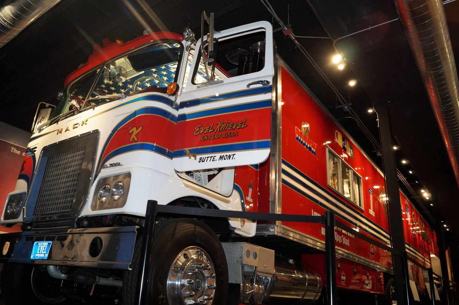 Der „Big Red“ Mack-Truck und Anhänger dienten zum Transport von Knievels Tournee-Show 