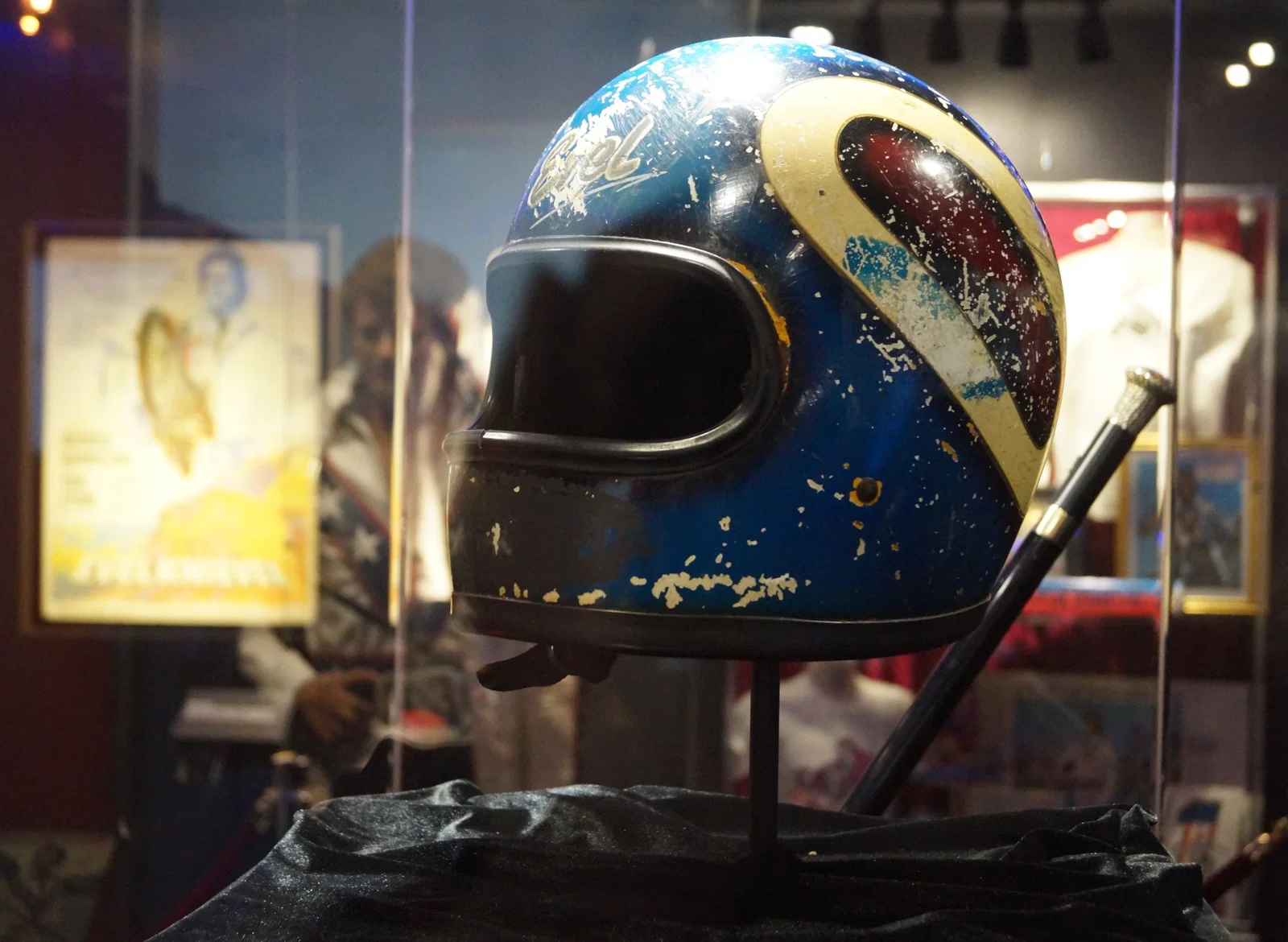 Ein Sturzhelm, den Knievel für den unglückseligen Caesar's Palace-Sprung benutzte
