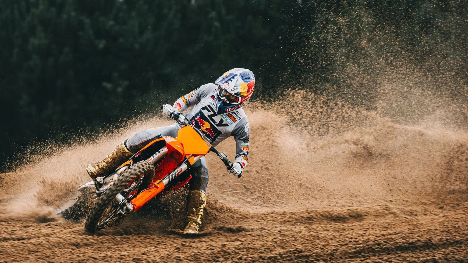 KTM SX Motocross-Bike driftet.