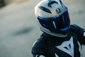 AGV erweitert eines seiner kultigsten Helmsortimente mit dem neuen K7-Helm