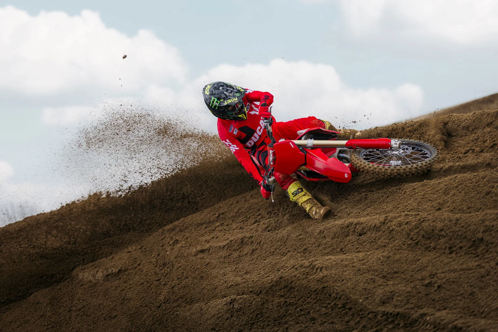 Ducatis erstes Motocross-Bike überhaupt, die Desmo450 MX, in Aktion