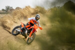 Die neue KTM XC-Reihe kommt mit aktualisierter Grafik und viel Werksrennsport-Appeal