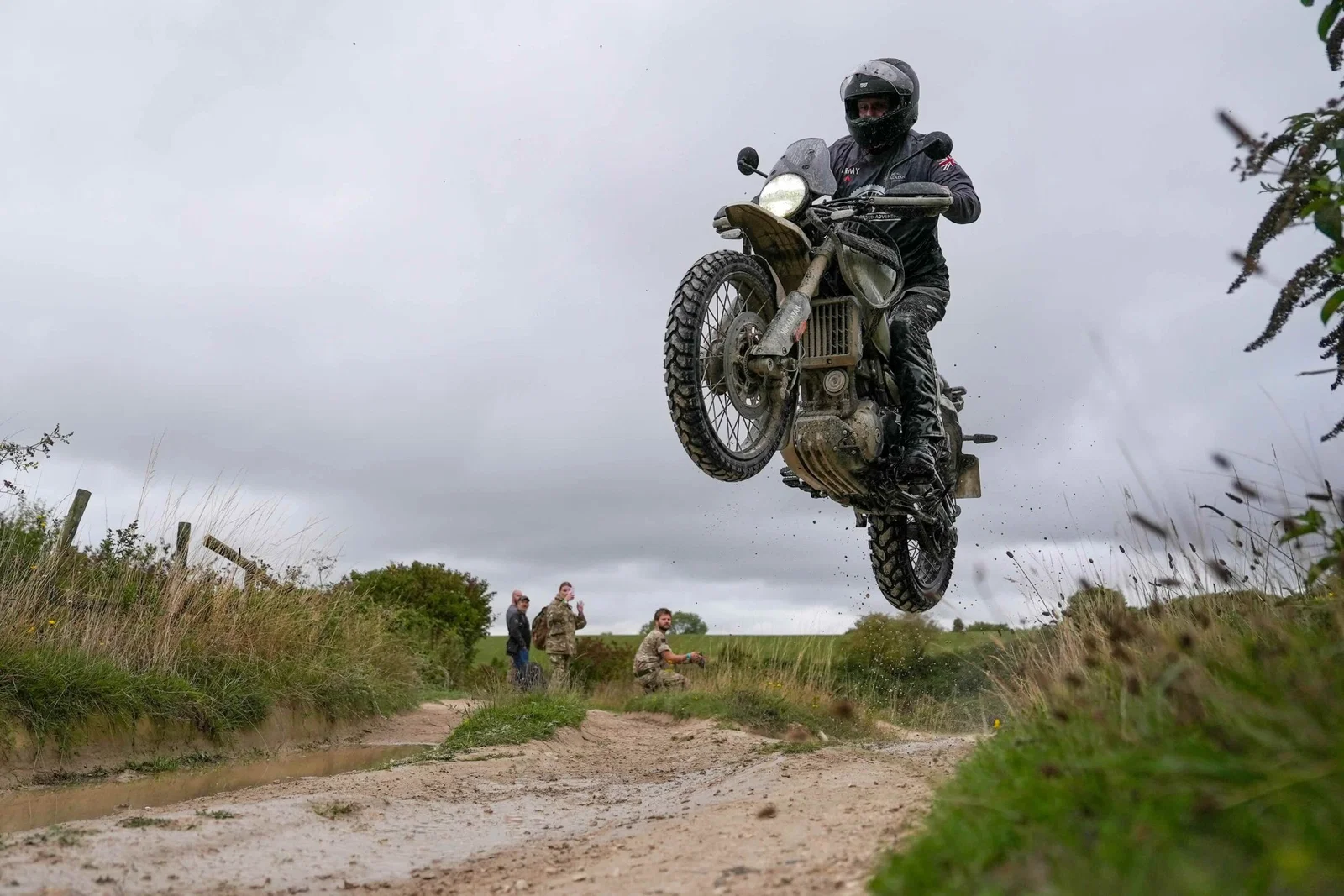 Royal Enfield Himalayan 450 im Gelände unterwegs.