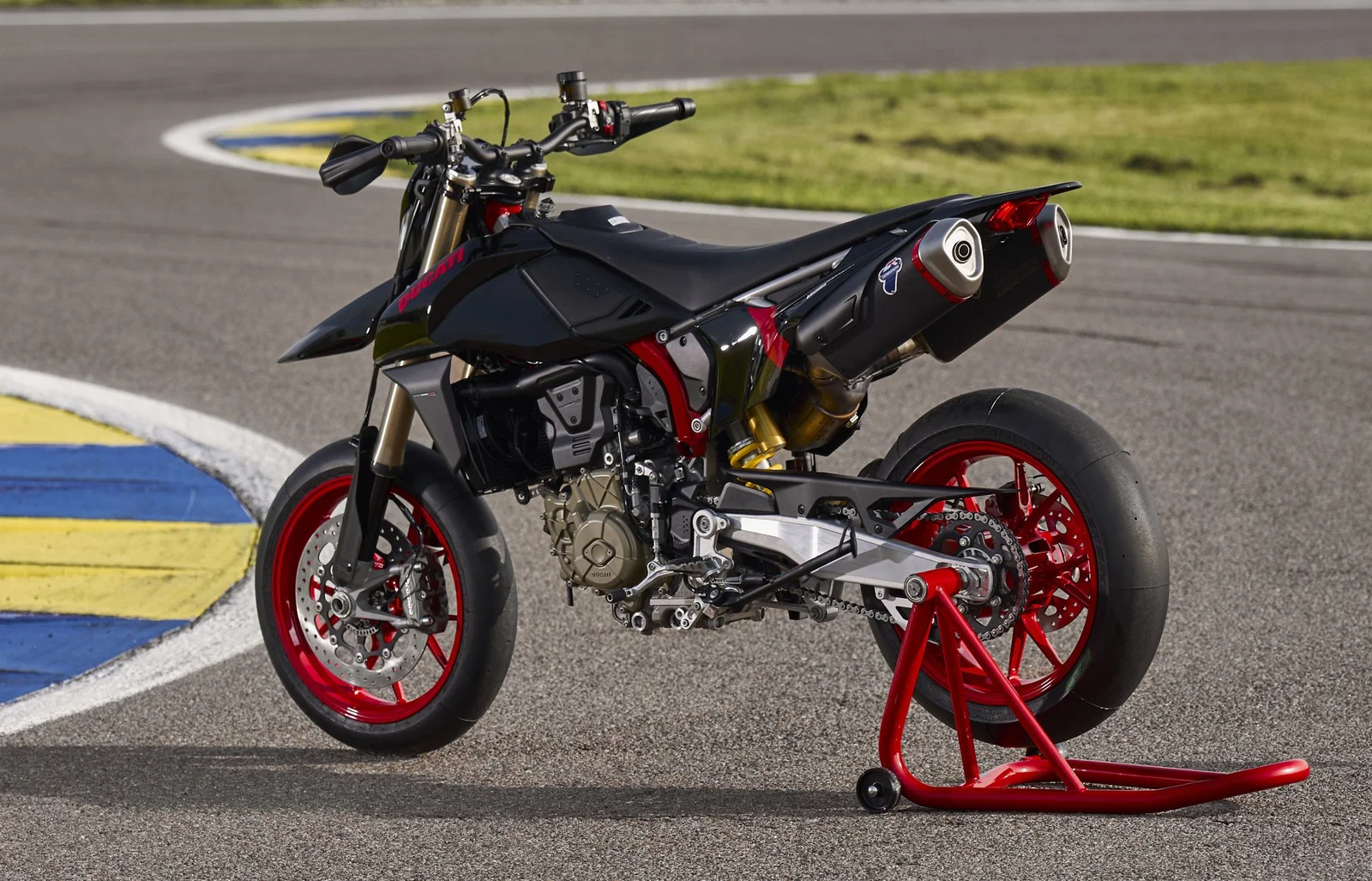 Die Ducati Hypermotard 698 Mono Nera