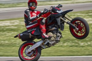 Die neue Ducati Hypermotard 698 Mono Nera bietet schwarzen Stil und mehr Ausstattung