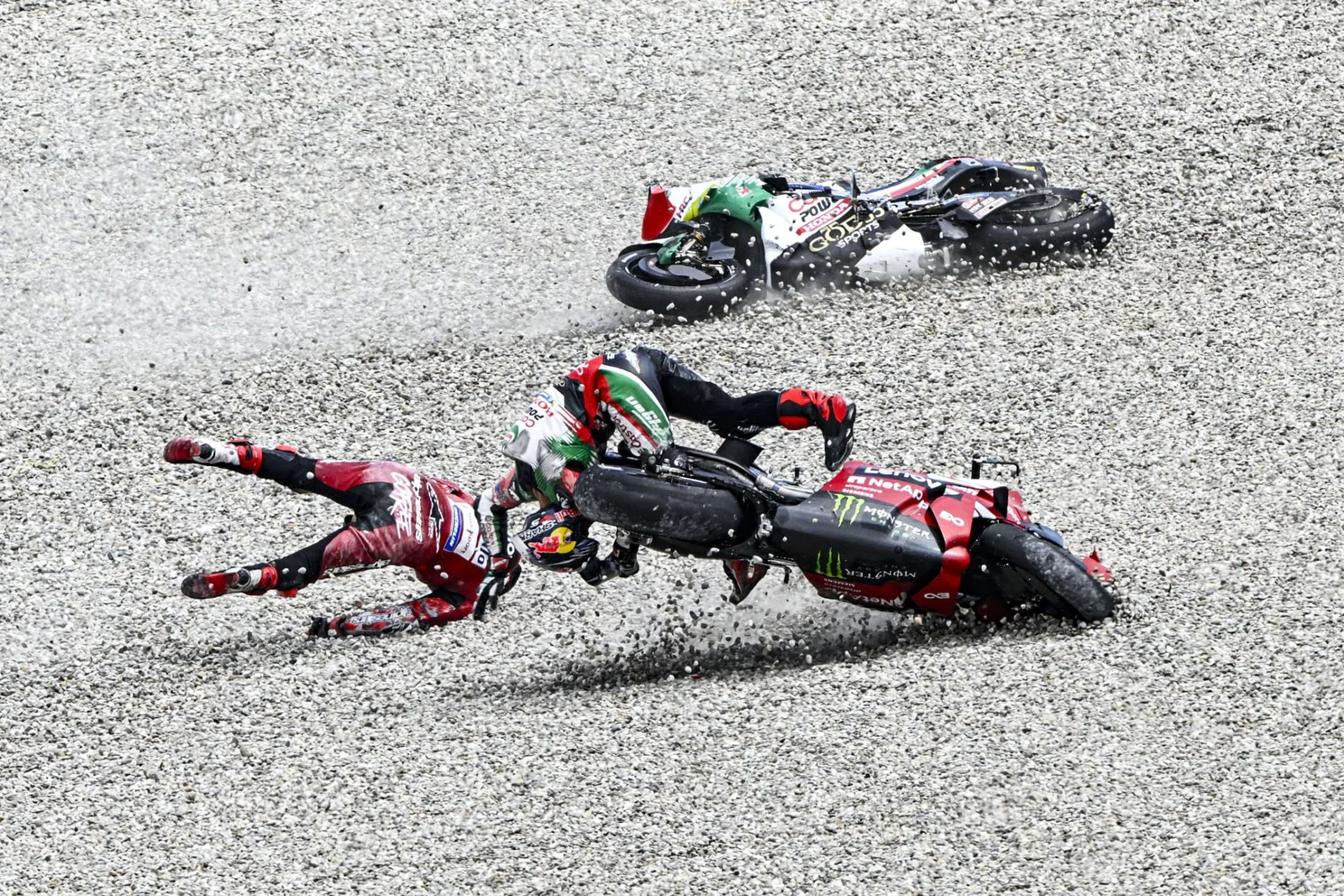 Johann Zarco und Francesco Bagnaia rollen durch den Kies. Bildnachweis: Gold und Gans.