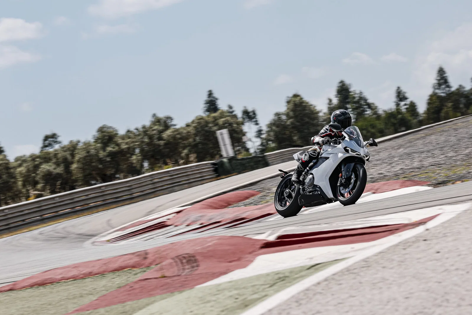 Der Norton Manx R fährt auf der Strecke.