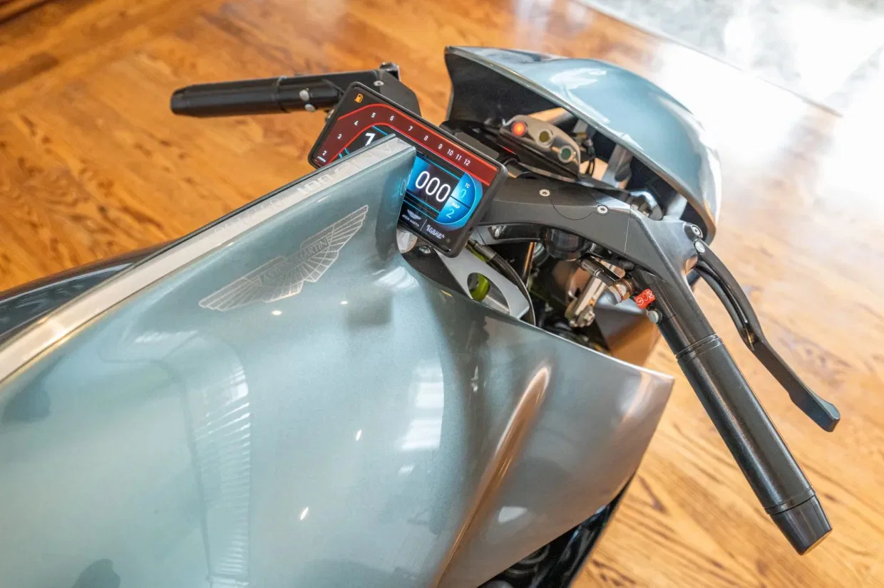 Das TFT-Armaturenbrett und Cockpit des Brough AMB 001