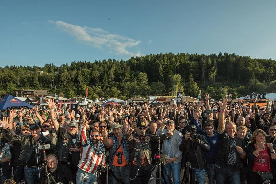 Harley-Davidson-Biker bei einer Veranstaltung.