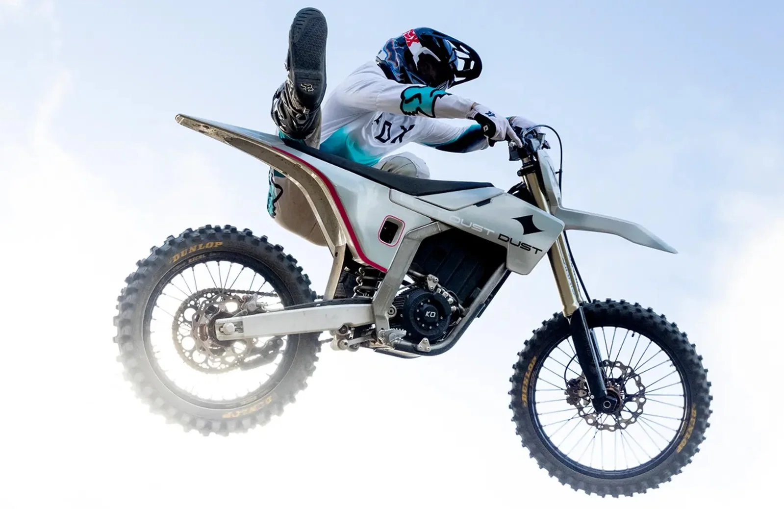 Ein elektrisches Dirtbike, das durch die Luft fliegt