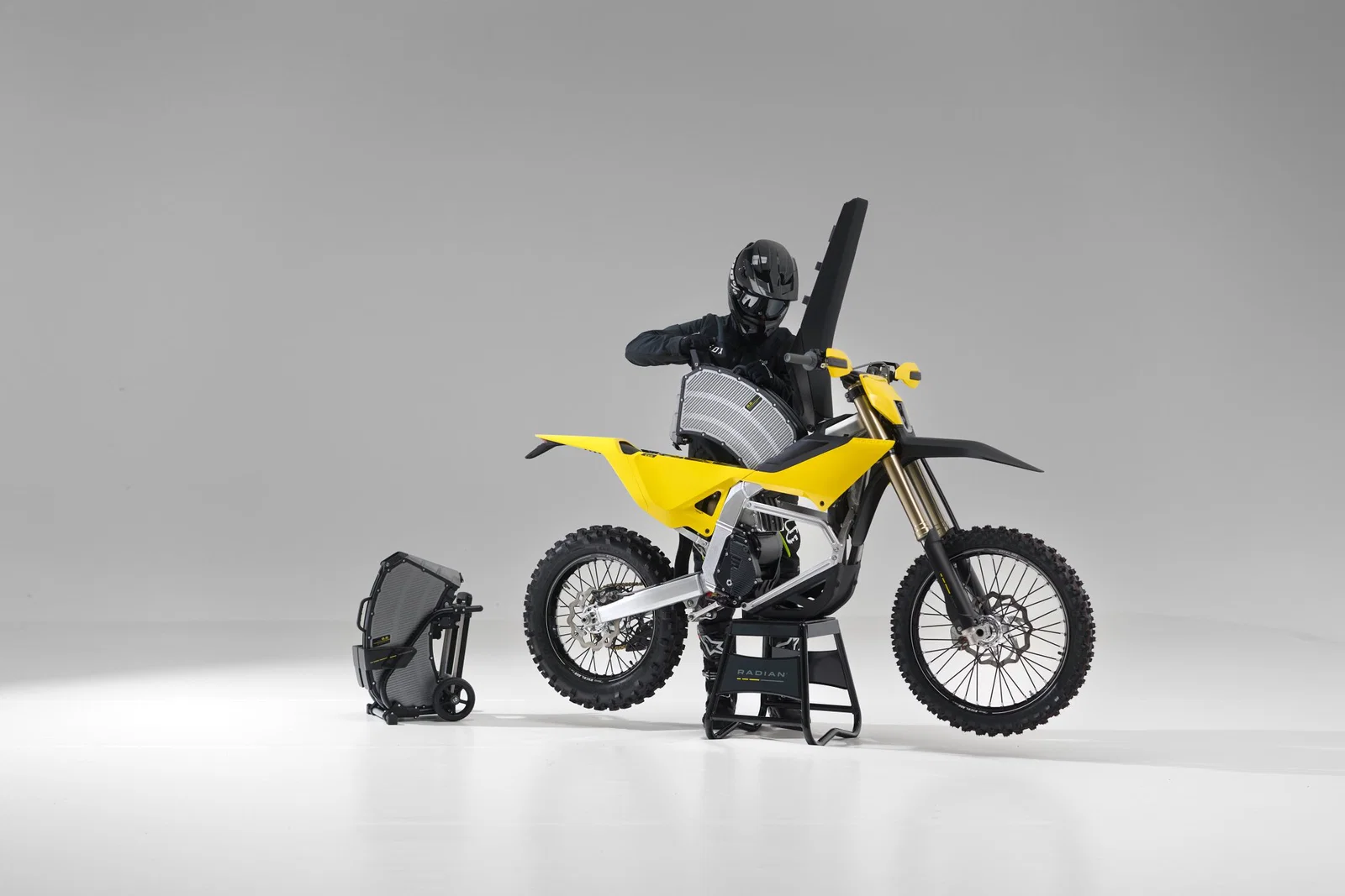 Ein Fahrer wechselt die Batterie des Radian EXR