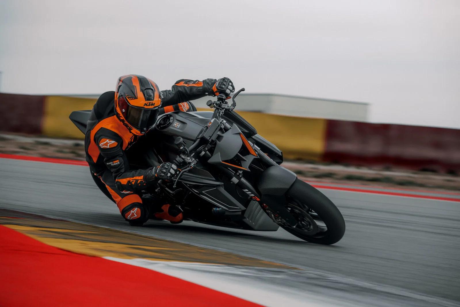 Die KTM 1390 Super Duke RR Track von 2026
