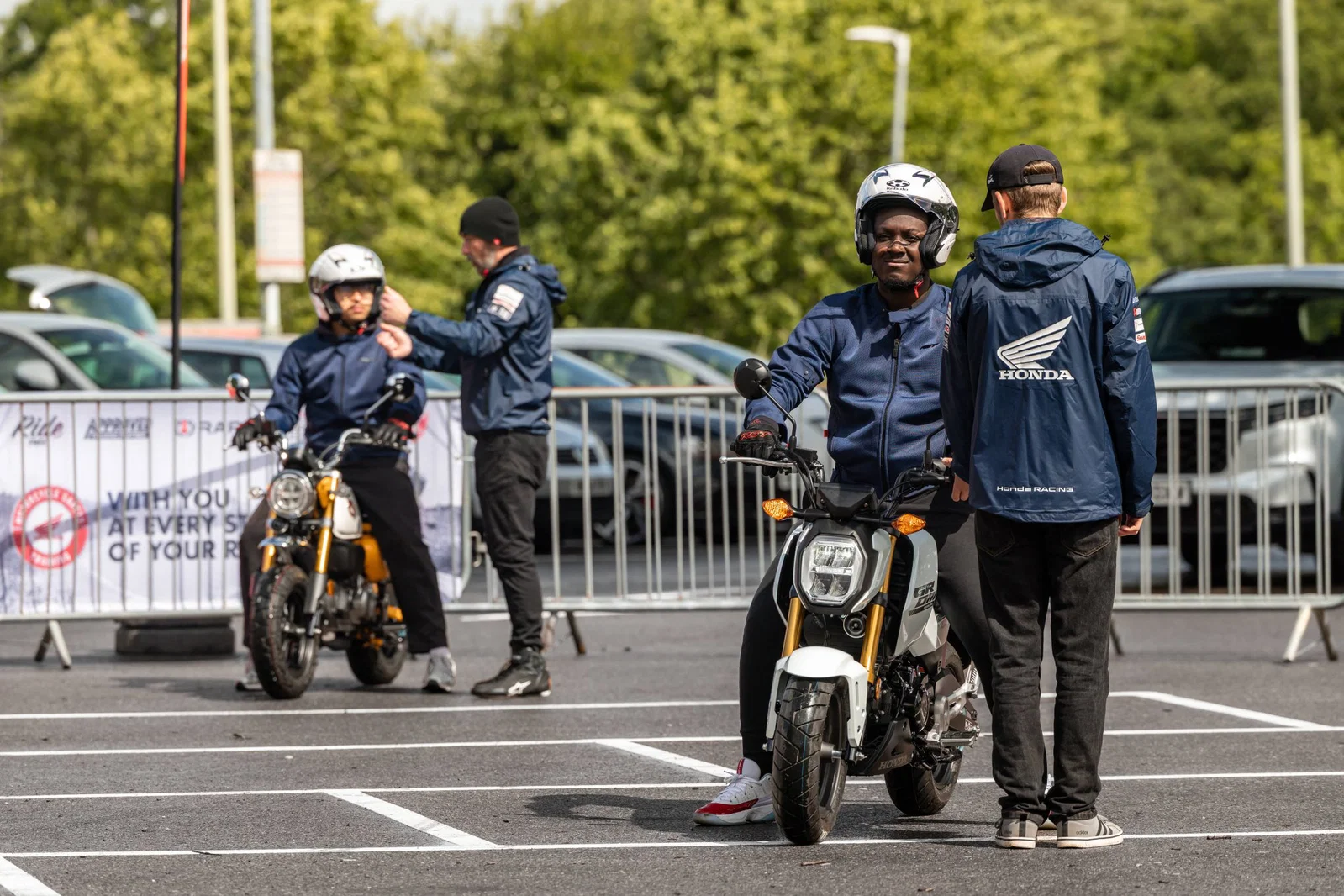 Schüler lernen das Fahren mit Honda UK