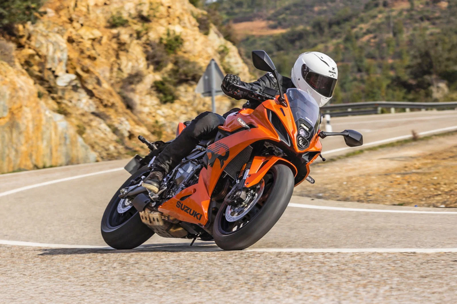 Suzuki GSX-8R nimmt eine Kurve.
