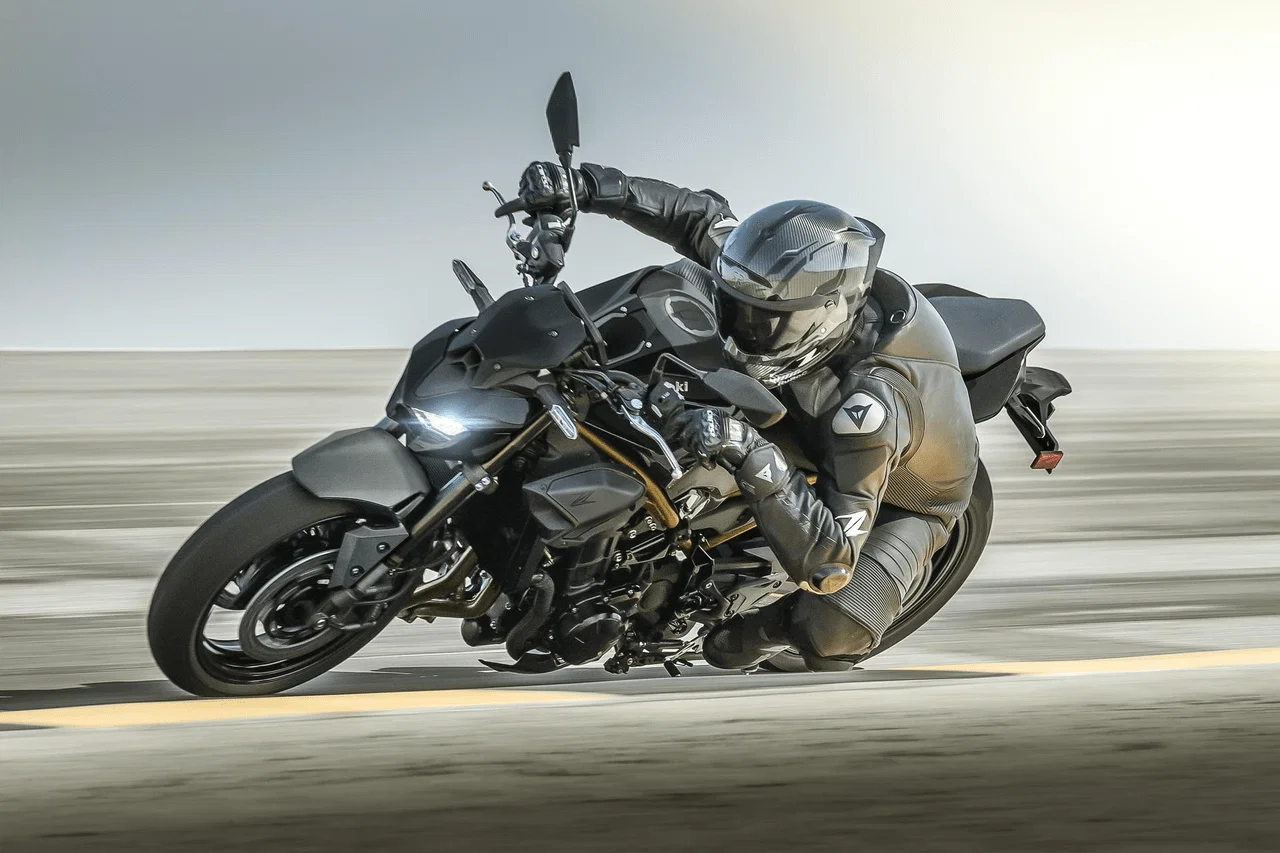 Eine Kawasaki Z900 wird auf der Rennstrecke gefahren