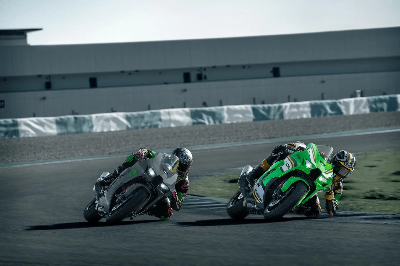 Zwei Kawasaki Ninja ZX-10RR-Motorräder werden auf der Strecke gefahren
