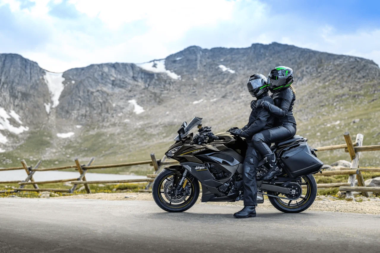 Zwei Personen auf einer Kawasaki Ninja 1100XS