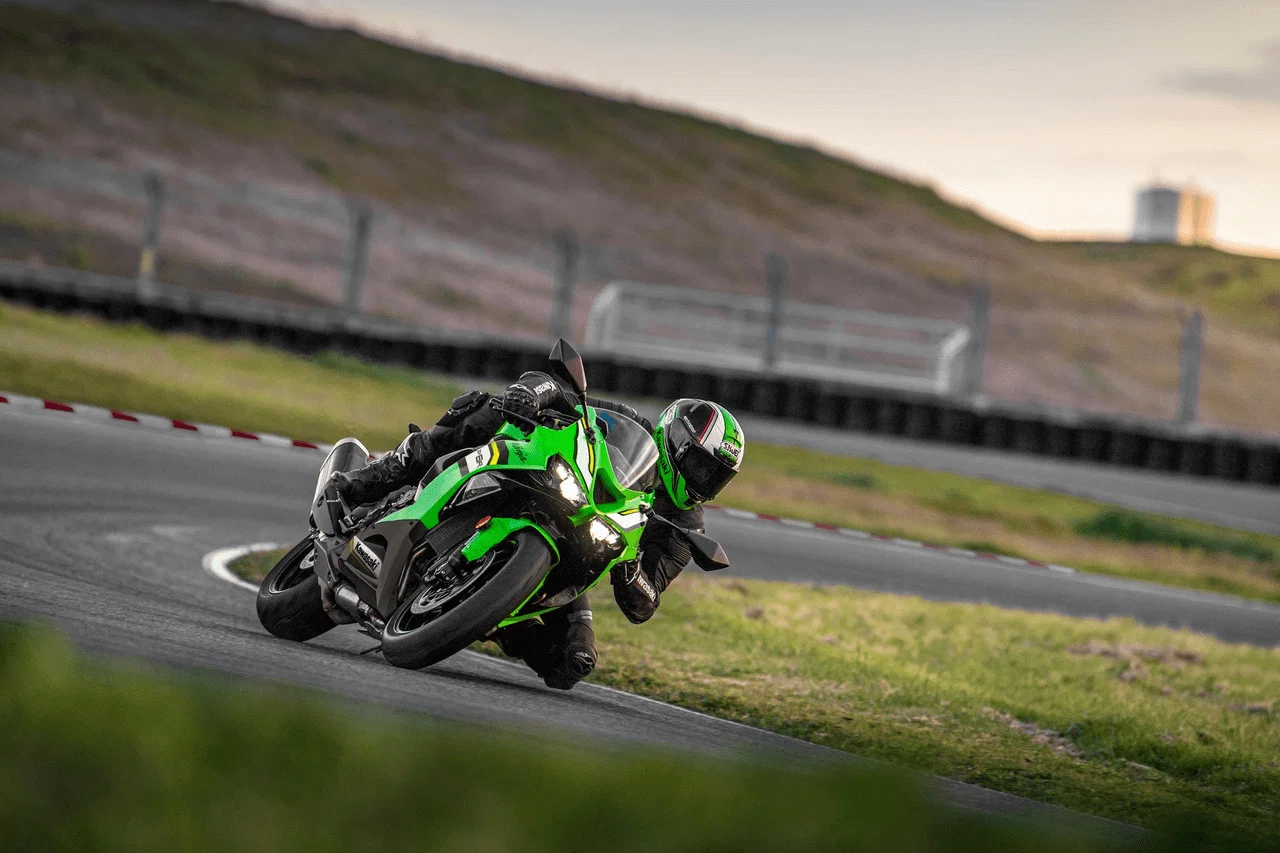 Eine Kawasaki Ninja ZX-6R wird auf der Strecke gefahren