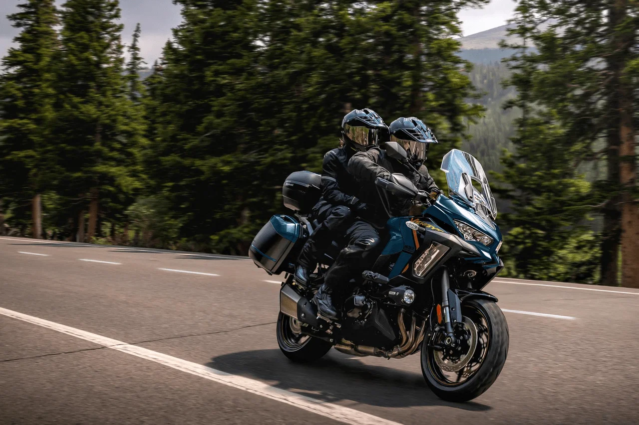 Zwei Personen auf einer Kawasaki Versys 1100SX