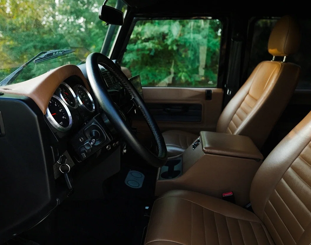 Der Innenraum eines Land Rover Defender