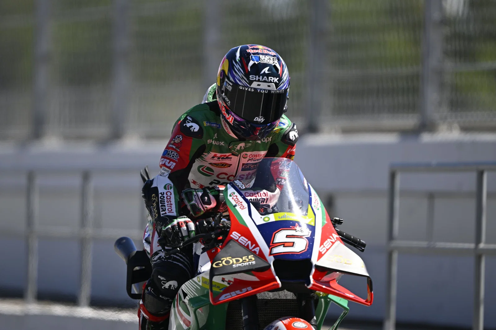 Johann Zarco fährt durch die Boxengasse in Barcelona. Bildnachweis: Gold und Gans.