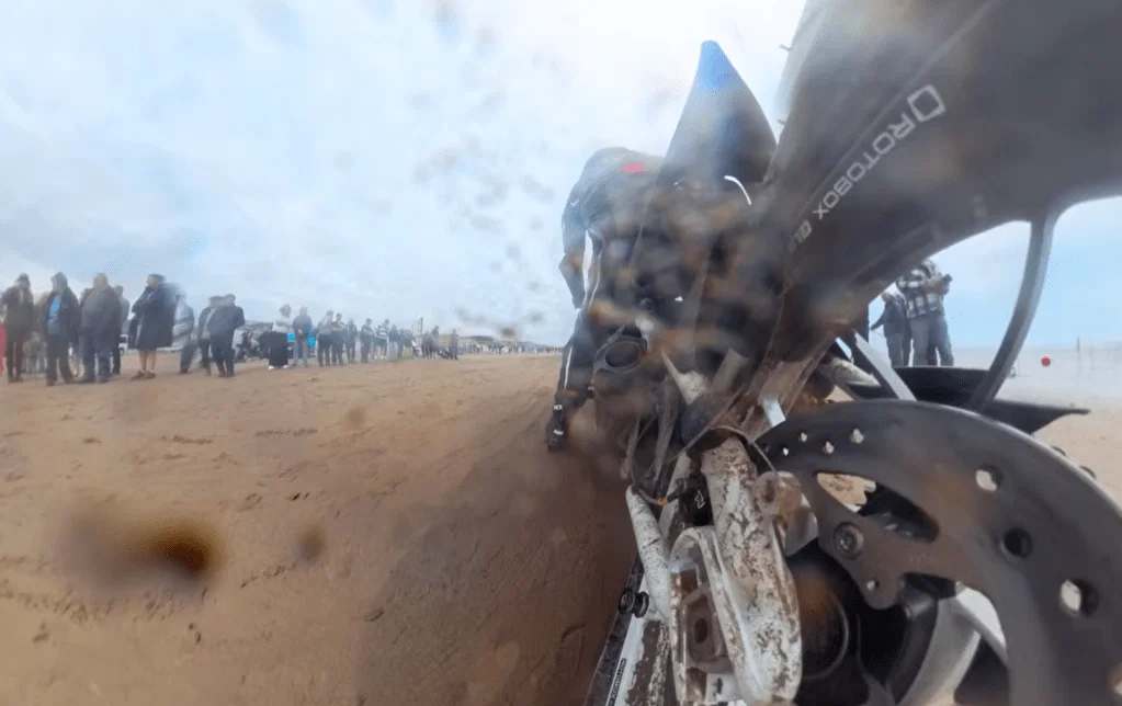 Das Landspeedbike bereitet sich auf einen weiteren Lauf vor.