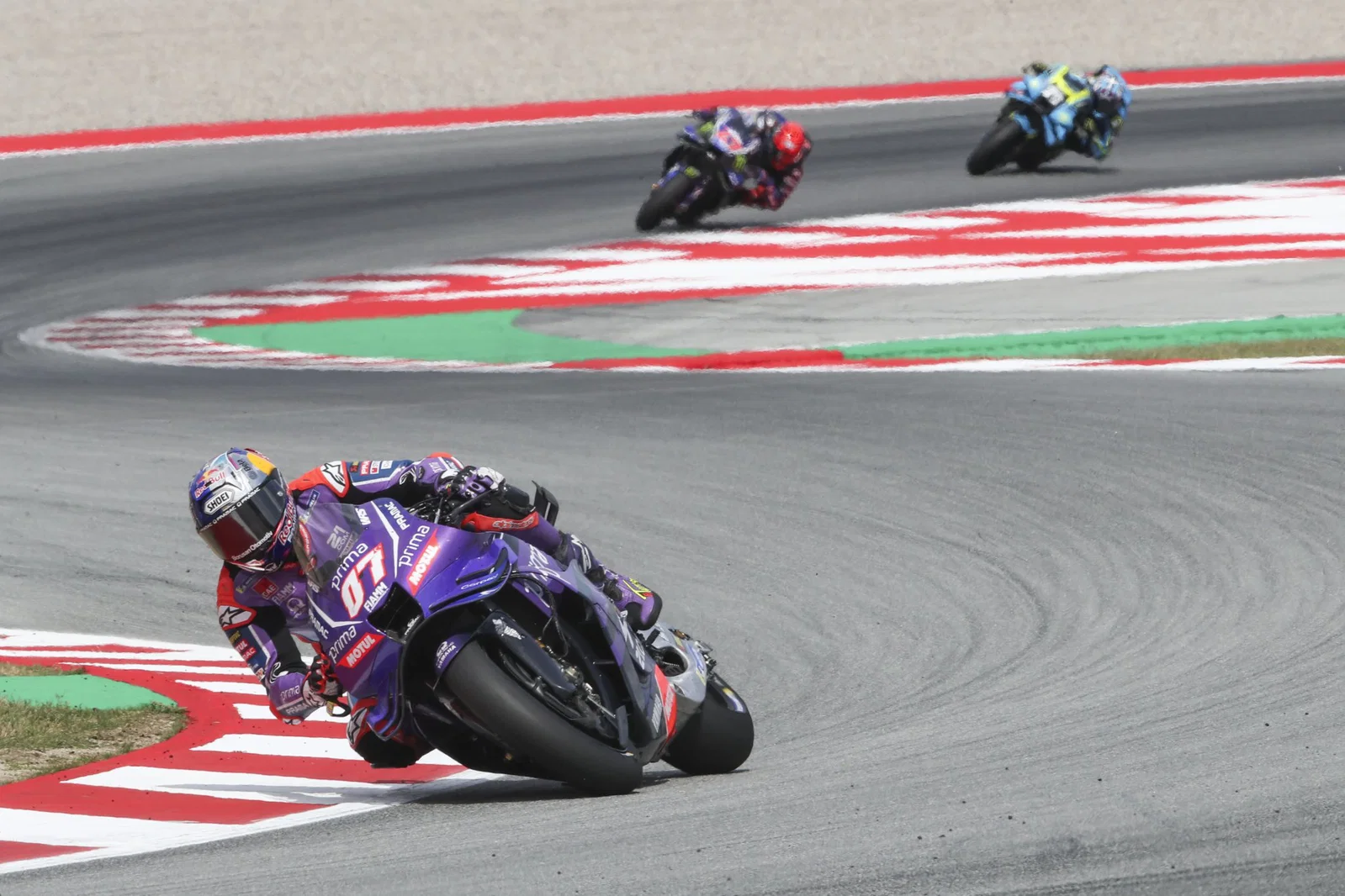 Toprak Razgatlioglu fährt auf seiner Yamaha M1 in Barcelona. Bildnachweis: Gold und Gans.