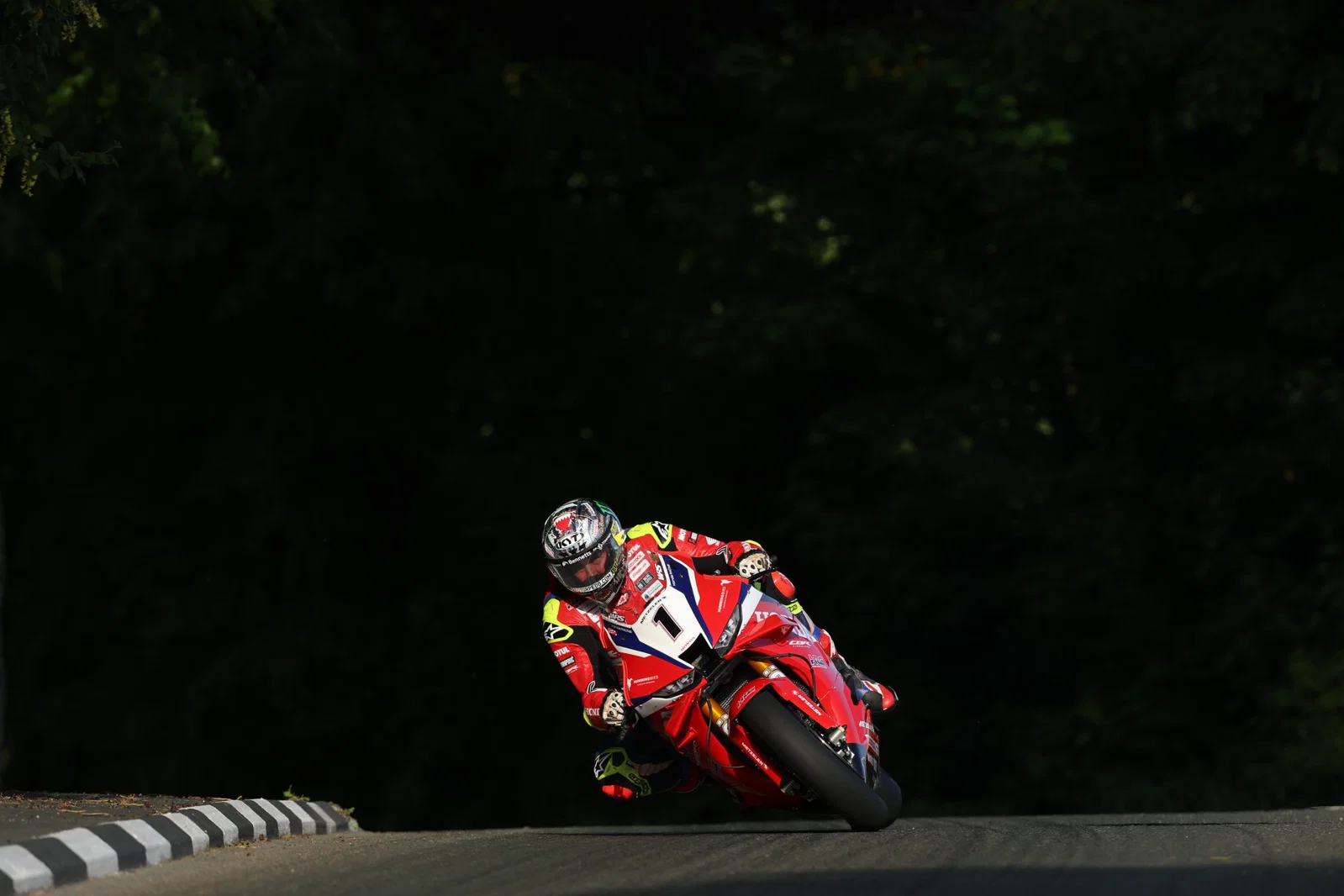 John McGuinness in Aktion an Bord einer Honda CBR1000RR-R beim Isle of Man TT.