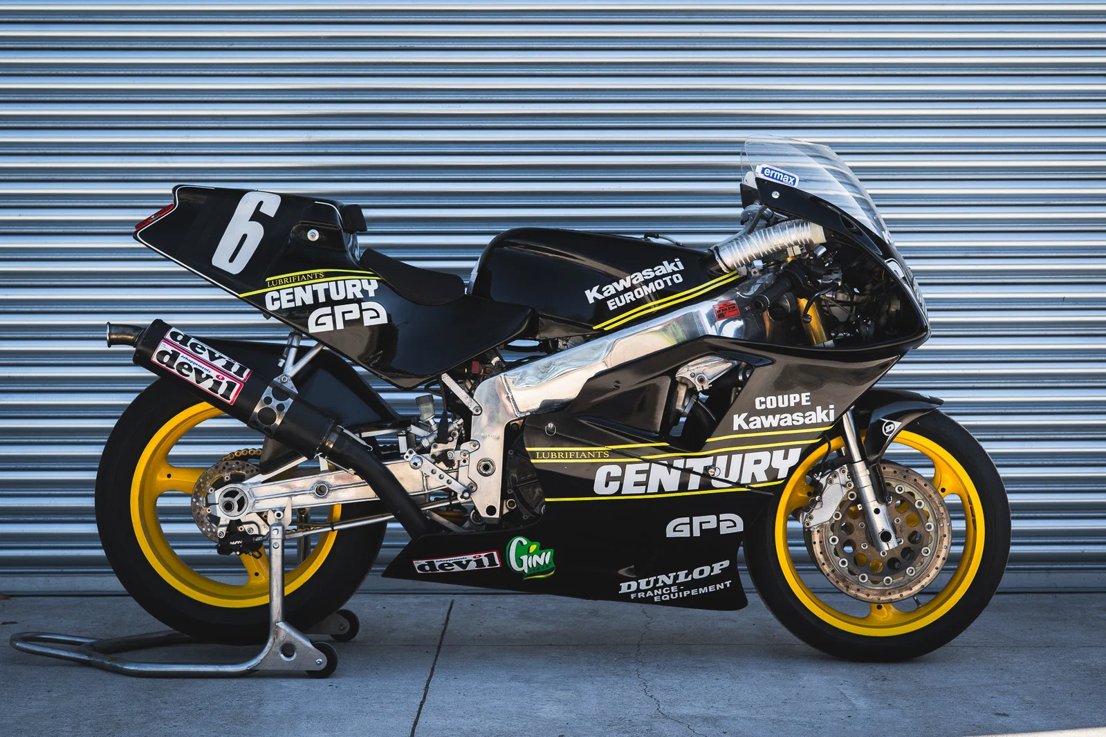 Schwarzes Kawasaki ZXR-7 TTF1-Rennrad.