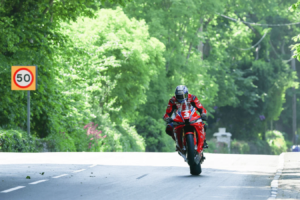 Dean Harrison und Michael Dunlop legen einen schnellen Start in das Isle of Man TT-Qualifying hin