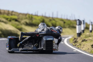 Sieger der Isle of Man TT nach Beiwagenunfall ins Krankenhaus eingeliefert