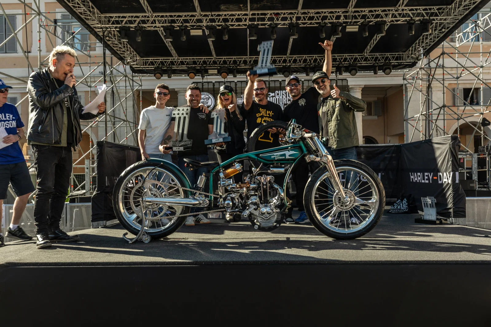 Ein maßgeschneidertes Motorrad auf der Bühne der Harley-Davidson European Spring Rally.