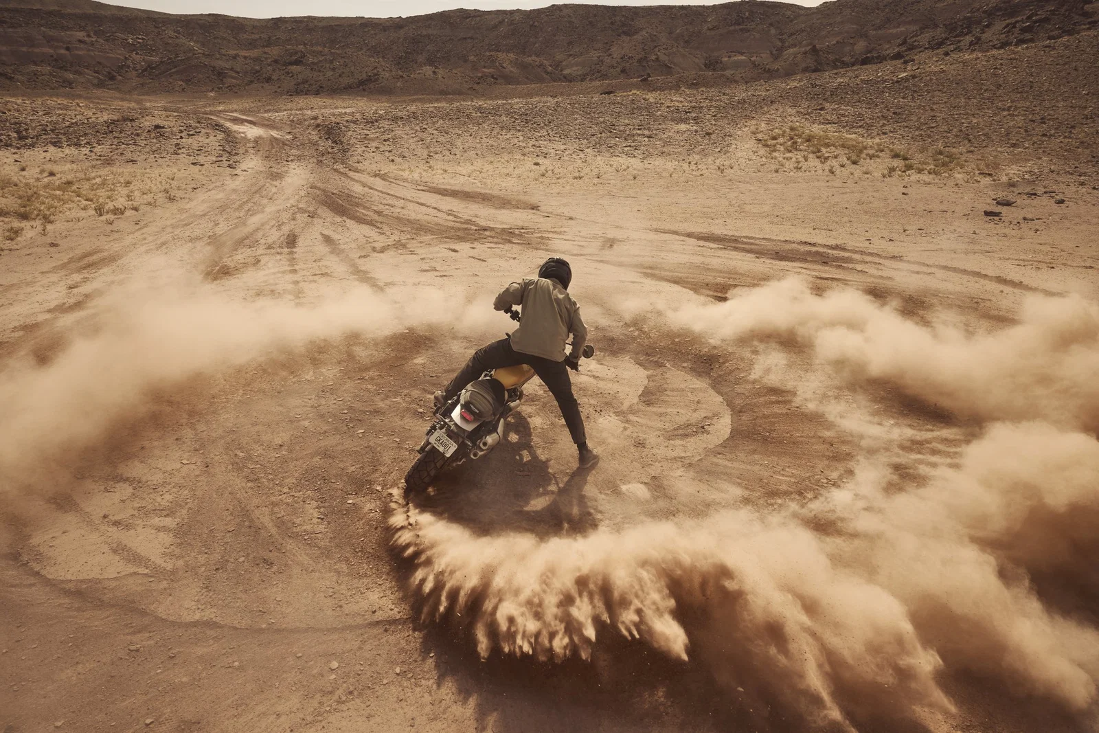 Triumph Scrambler 900 im Gelände. 