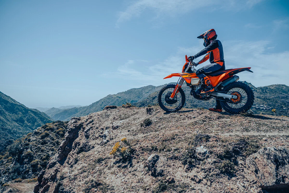 Ein KTM-Enduro-Bike auf einem Berggipfel.