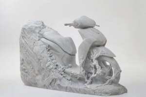 Der Künstler kreiert einen Honda SH125i-Roller in Originalgröße aus Marmor