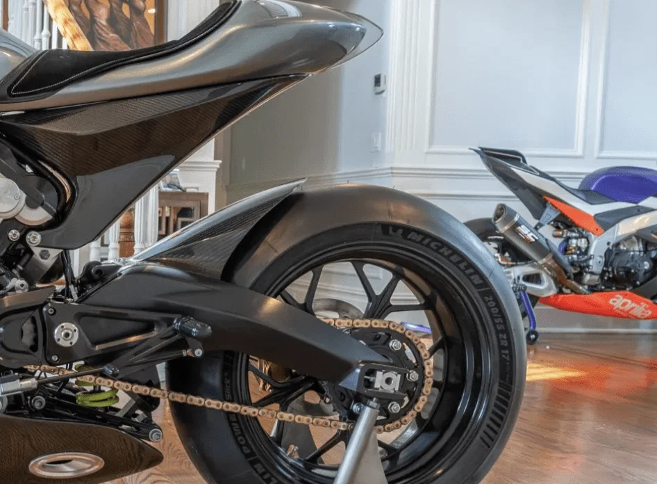Der Brough teilt sich das Zuhause mit einer Aprilia RSV4 XTrenta und einer KTM RC8R!