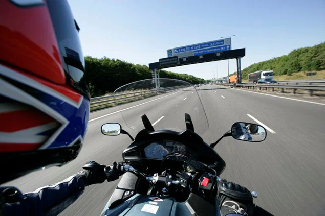 Motorradfahren auf einer Autobahn in Großbritannien.