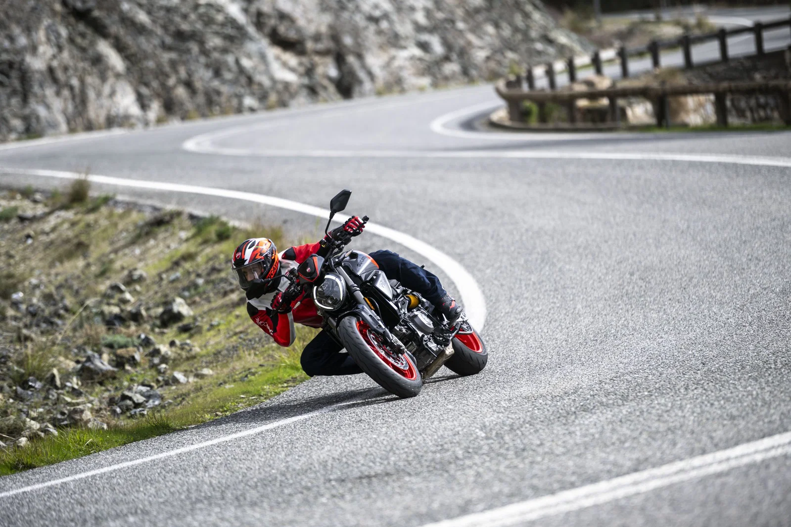 Neue Ducati Monster auf der Straße in einer neuen Sport-Lackierungsoption.