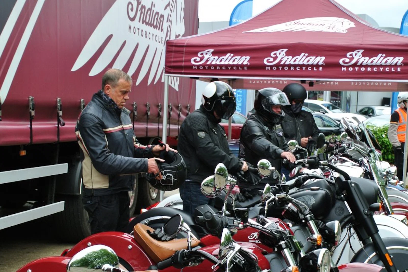 Es finden Probefahrten mit Indian-Motorrädern statt