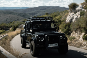 Stark Future versteigert Land Rover Defender mit Elektroantrieb namens „The Beast“.